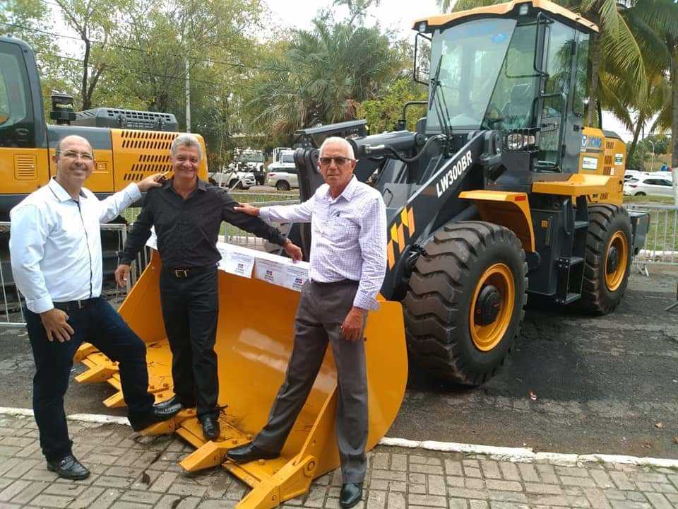 Prefeito Oziel foi a Salvador para trazer novos maquinários através do CIMA